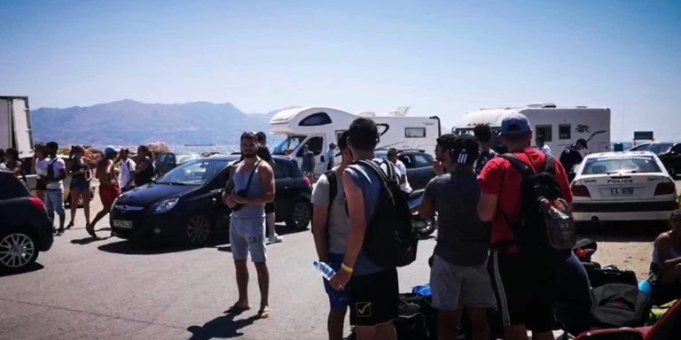 Τουρίστες φεύγουν όπως όπως από την Ελαφόνησο – Τεράστια οικολογική και οικονομική καταστροφή
